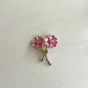 Beautiful painted pink and green flower pin 🌸